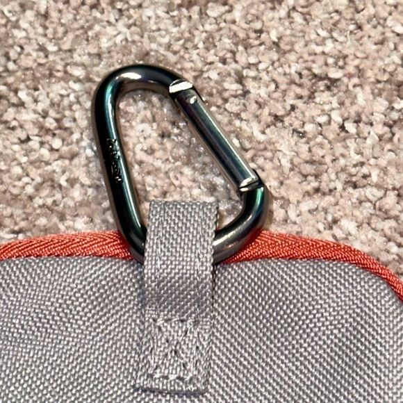 NWT Clip-On Tech Pouch Pattern Whisper Grey Colorblock. - Picture 3 of 9